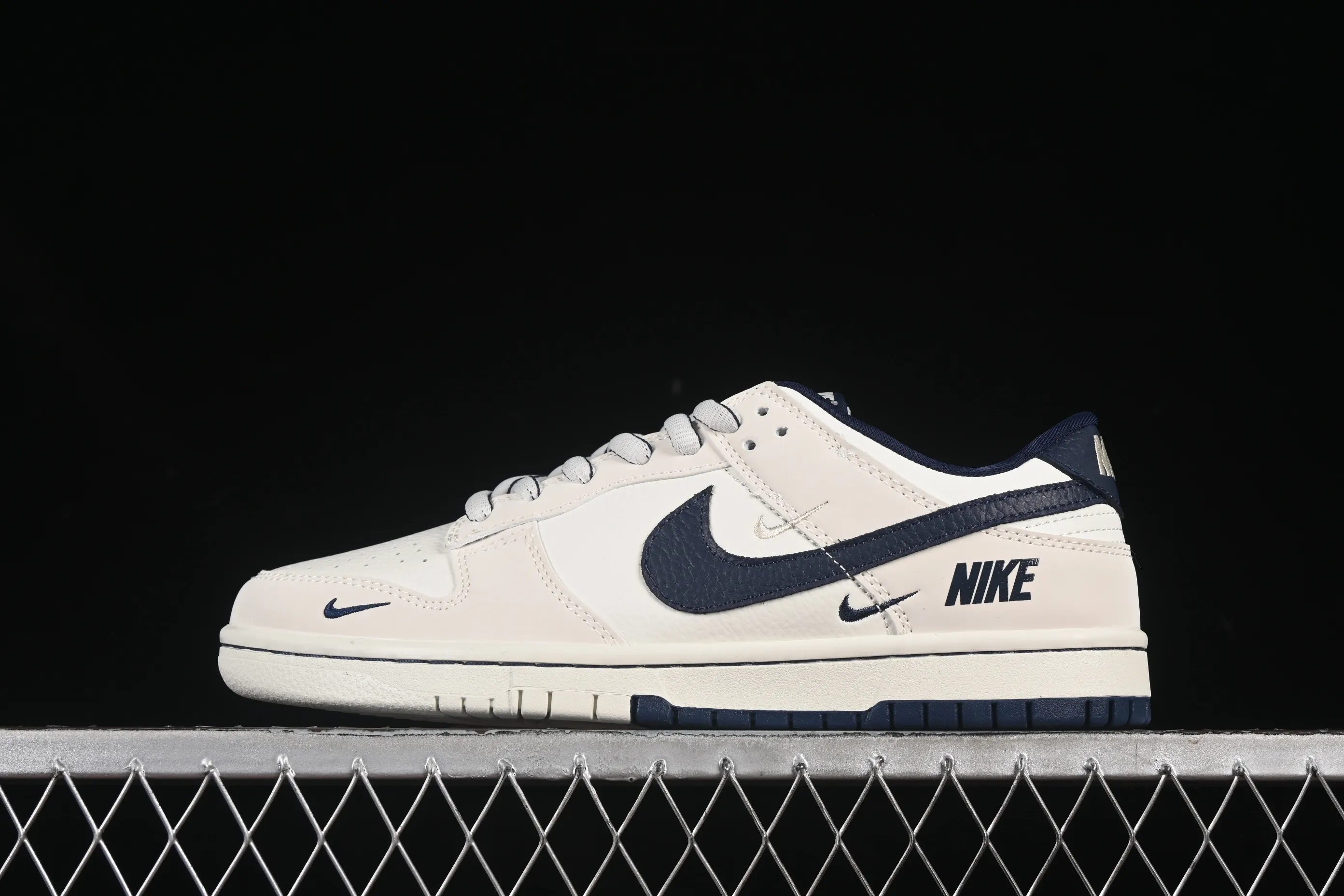 All Categories Nk SB Dunk Series Nk SB Dunk Low High-end Customized Low-top Shoes Nike SB Dunk Low Joint Three Hooks Milk White Dark Blue Anniversary High-end Customized Low-top Casual Shoes SC9207-402